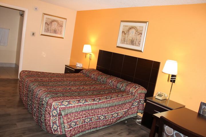 1 Queen Bed (3 of 12)