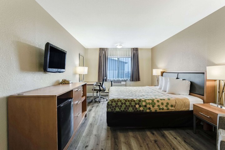 1 King Bed (6 of 8)