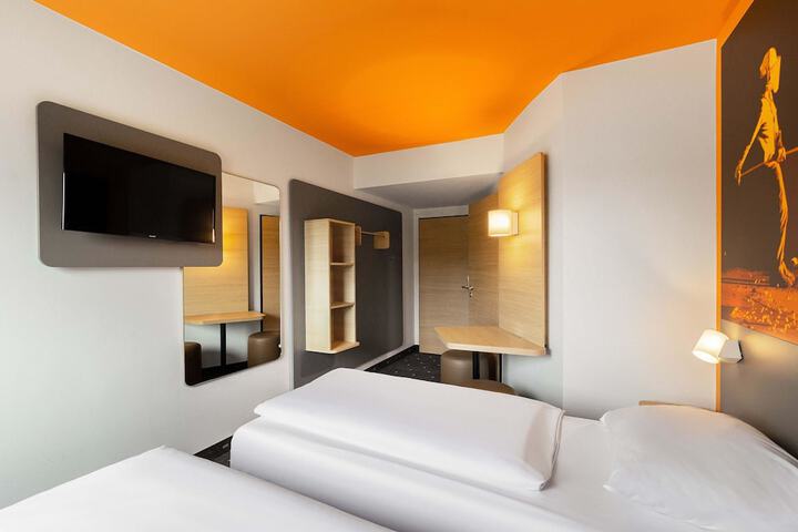 Room 11 of 28