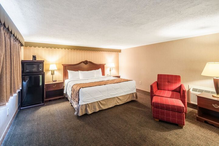Standard King Bed Accessible (10 of 22)
