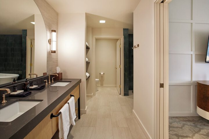 Room 34 of 100