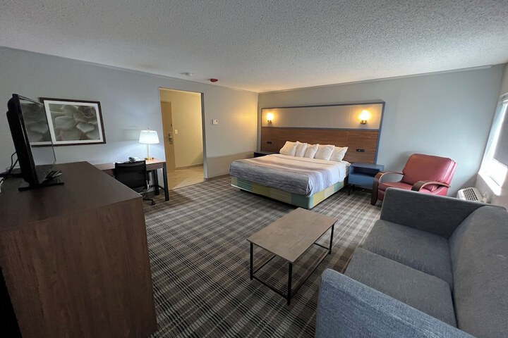 1 King Bed (5 of 13)