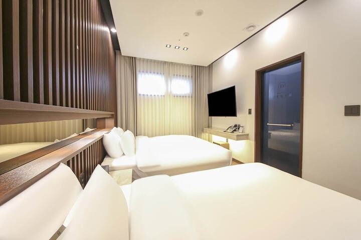 Room 21 of 77