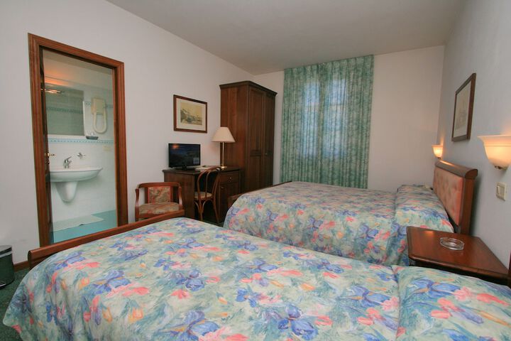 Room 6 of 58