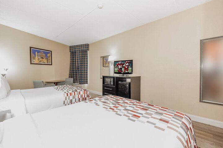 Deluxe 2 Queen Beds (3 of 11)