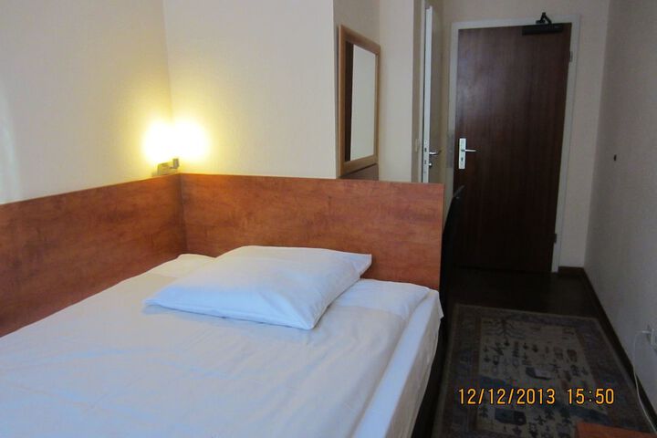 Room 4 of 38