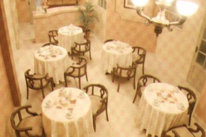 Dining 18 of 25