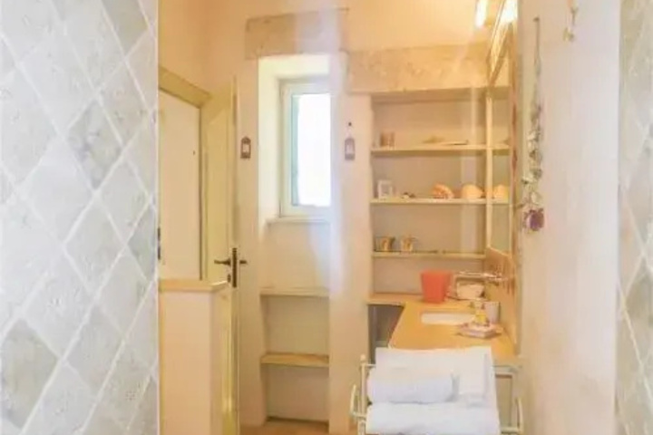 Room 8 of 11