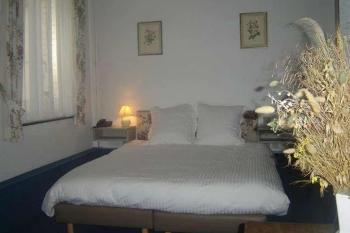 Room 2 of 10