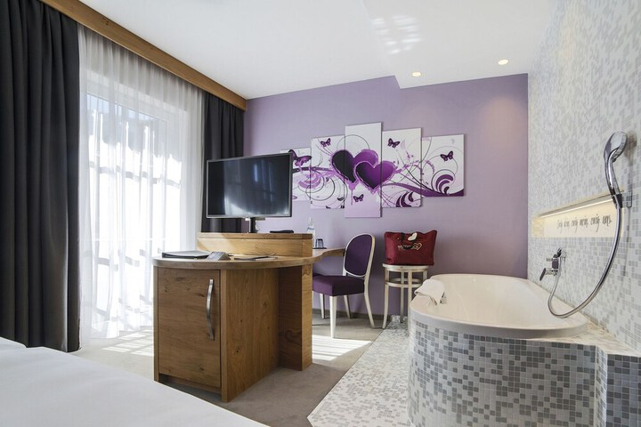Room 6 of 42