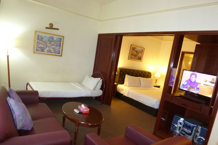 Room 6 of 63