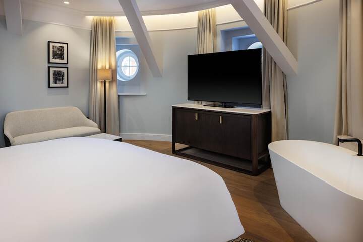 Room 54 of 170