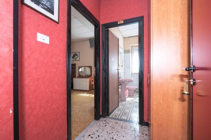 Room 17 of 34
