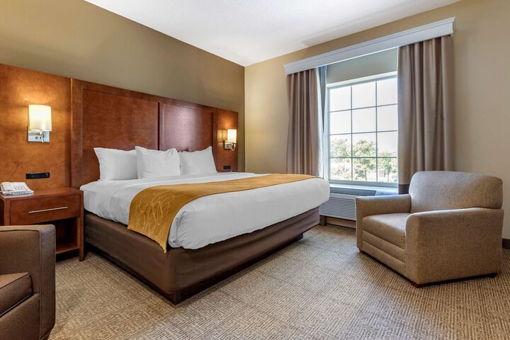 Suite Queen Bed Accessible (16 of 19)