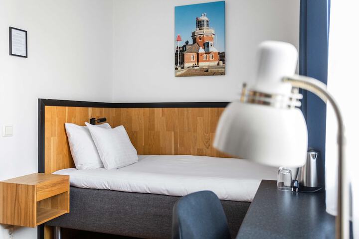 Room 28 of 65
