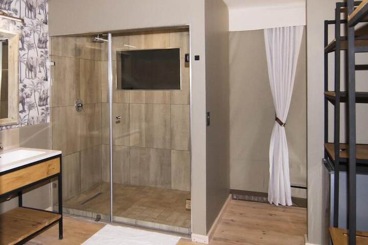 Room 2 of 8