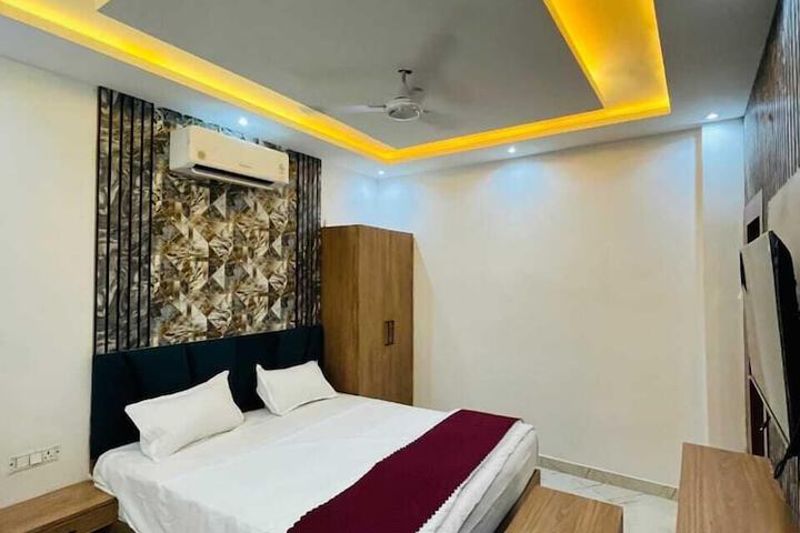 Room 8 of 31