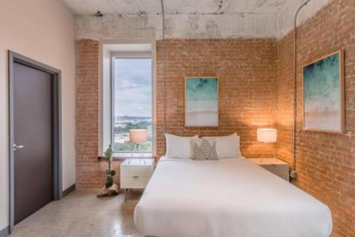 Stunning Bright &  Airy Space w Amazing Views in Dallas, TX