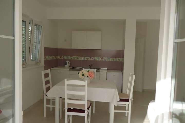 Dining 10 of 12