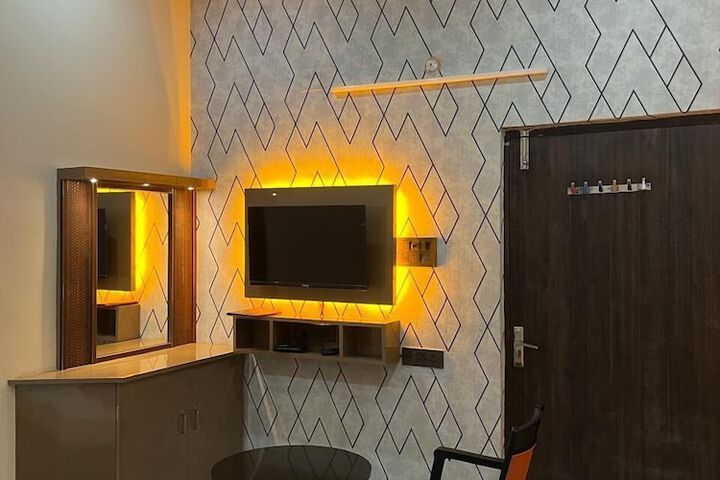 Room 4 of 9
