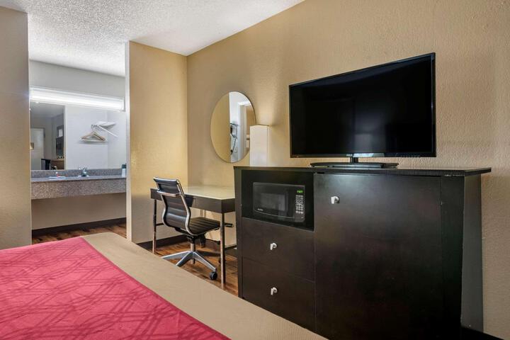 1 Queen Bed (4 of 7)