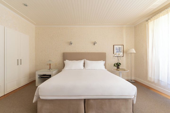 Room 12 of 76