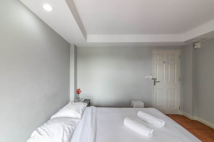 Room 9 of 28