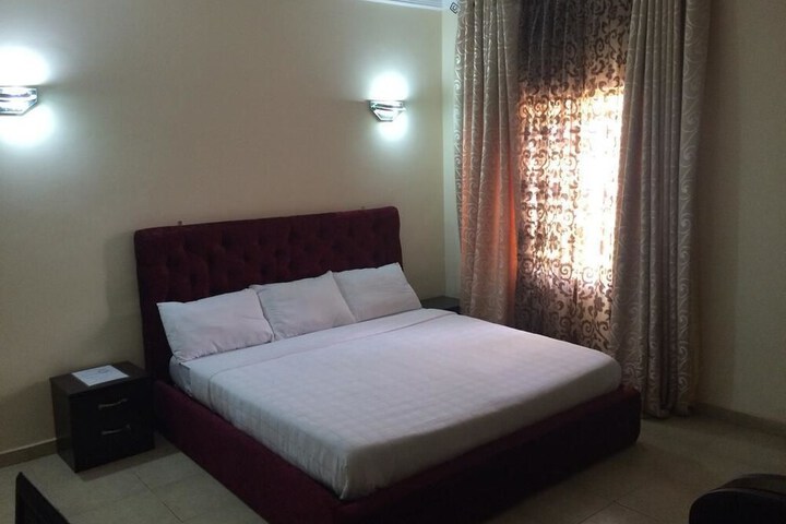 Room 10 of 32