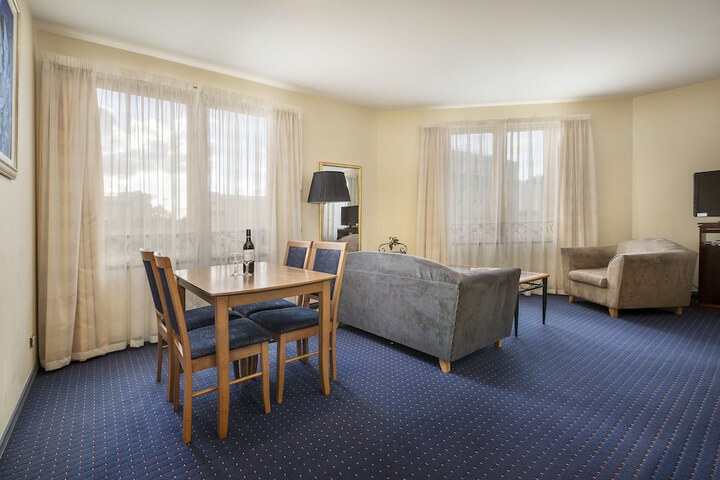 Room 9 of 33