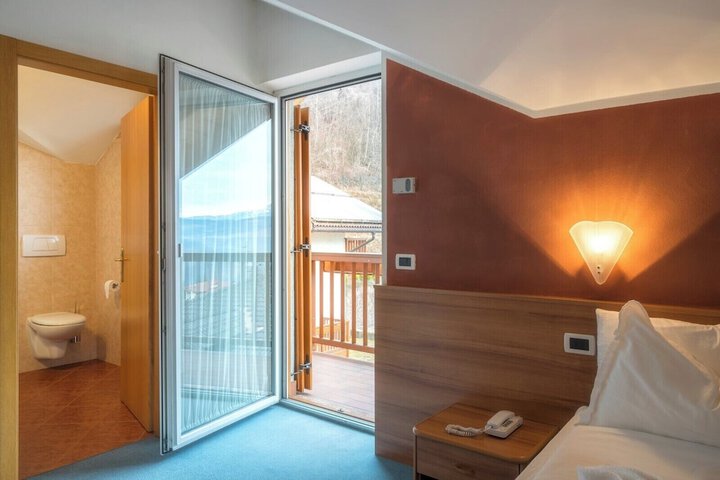 Room 9 of 33