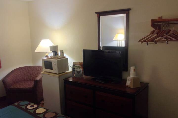 1 Queen Bed (9 of 20)