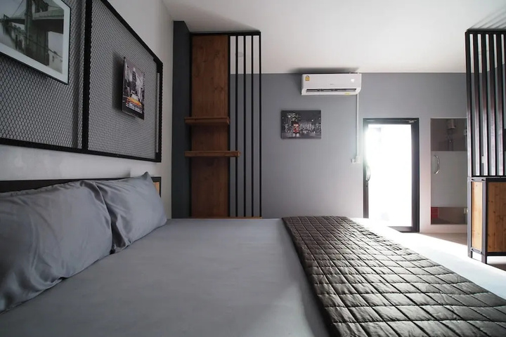 Room 6 of 18
