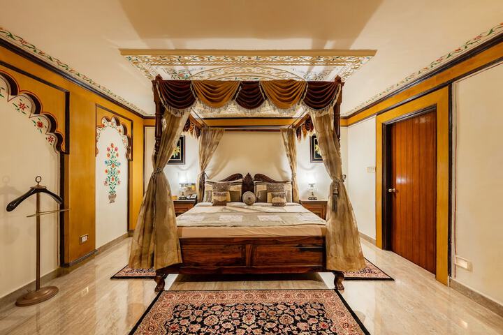 Room 8 of 90