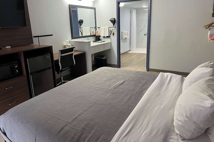 1 King Bed Efficiency Upgrade (7 of 12)
