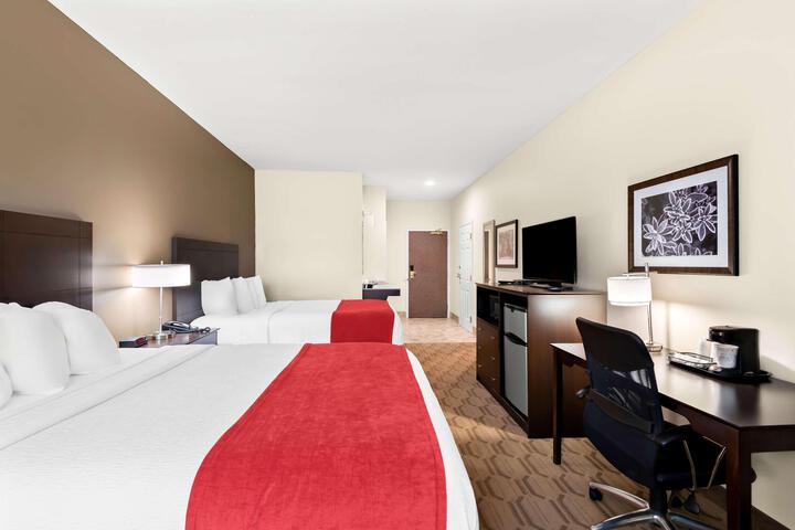 2 Queen Beds (2 of 16)