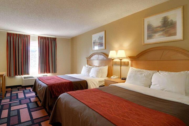 2 Queen Beds (1 of 5)