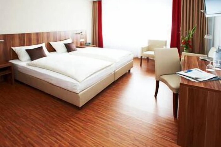 Room 10 of 63