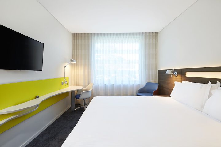 Room 32 of 94
