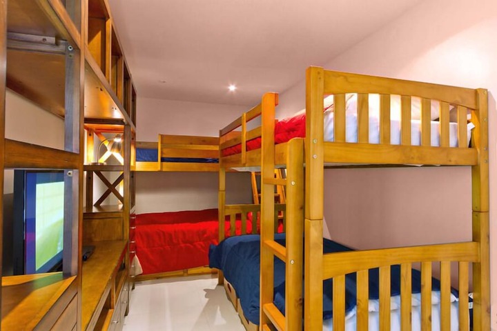 Room 25 of 144