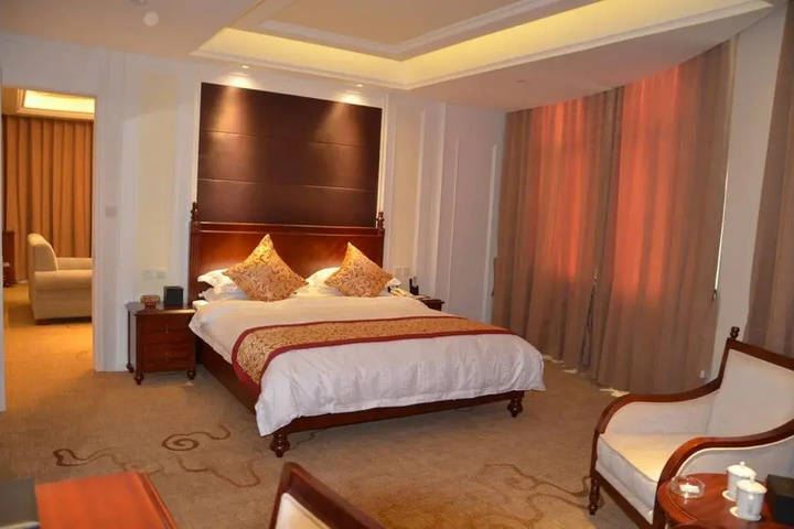 Room 5 of 8