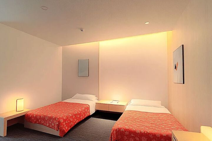 Room 4 of 13