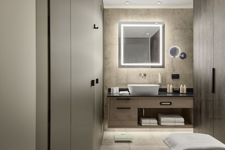 Room 46 of 103