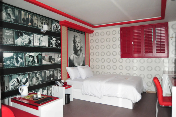Room 3 of 10