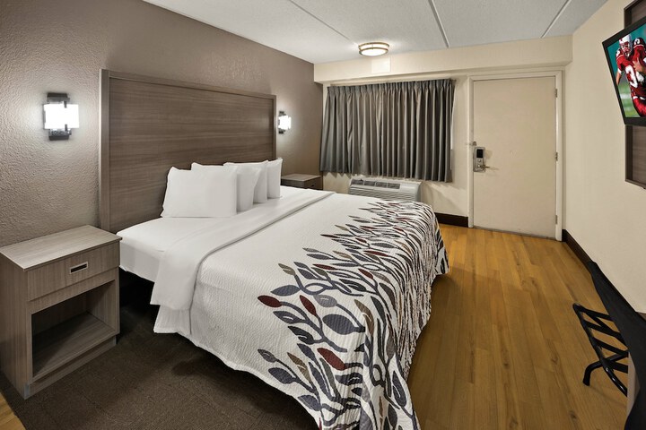 Standard Double Bed Accessible (10 of 13)