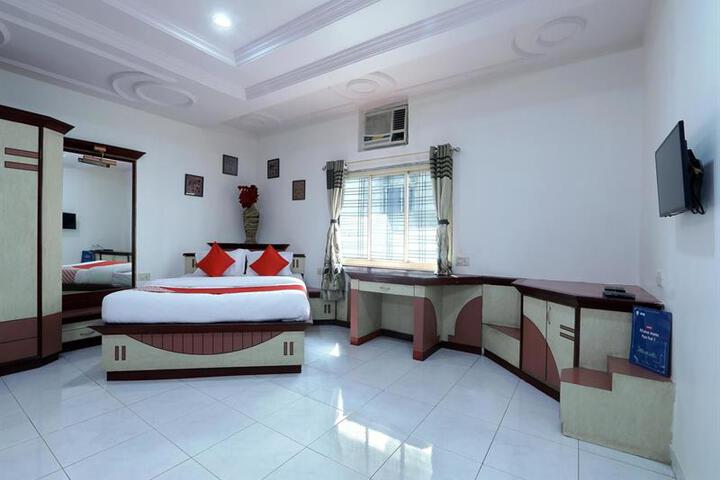 OYO 12049 HOTEL RAVI KIRAN EXECUTIVE