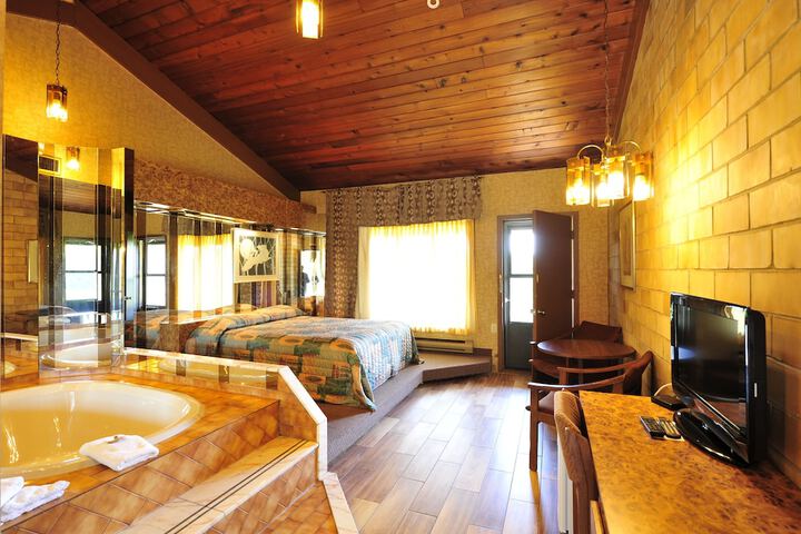 1 Queen Bed (4 of 29)