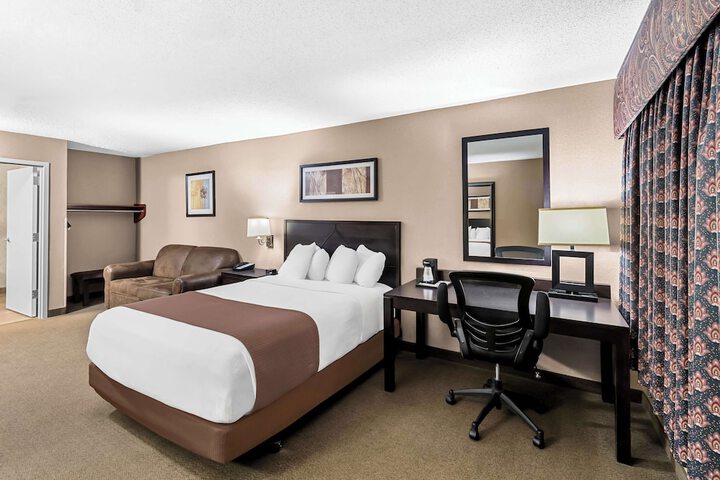 Accessible 1 Queen Accessible Walk in Shower Sofa Bed Microwave and Refrigerator WiFi Full Breakfast (4 of 16)