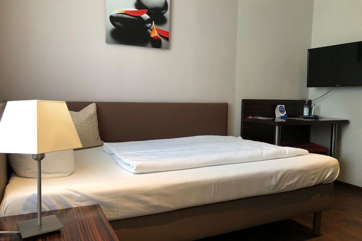 Room 4 of 28
