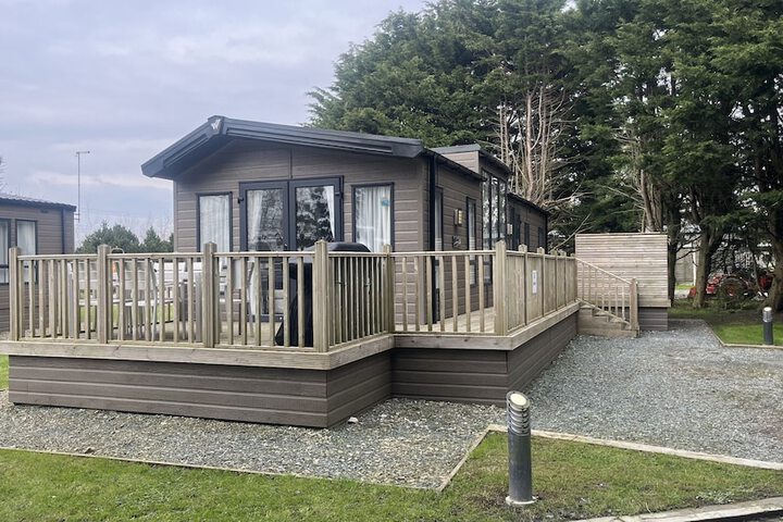 Cosy 3-bed hot tub Lodge in Pr3 in Preston