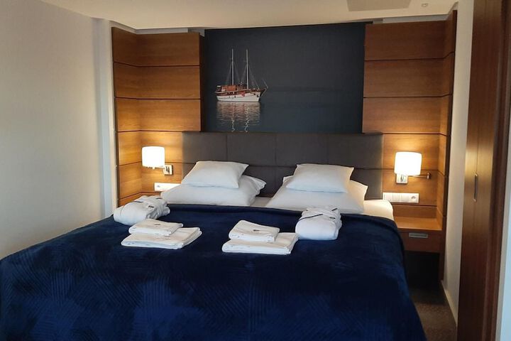 Room 4 of 93
